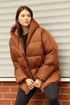 Bir model, Mode Roy toptan giyim markasının 35091 - Coat - Brown toptan Kaban ürününü sergiliyor.