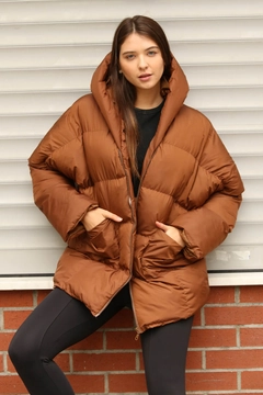 Bir model, Mode Roy toptan giyim markasının 35091 - Coat - Brown toptan Kaban ürününü sergiliyor.