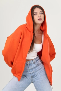 Una modella di abbigliamento all'ingrosso indossa 35100 - Sweatshirt - Orange, vendita all'ingrosso turca di Felpa di Mode Roy