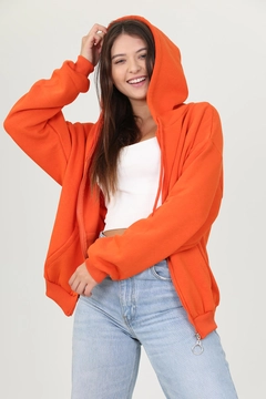 Bir model, Mode Roy toptan giyim markasının 35100 - Sweatshirt - Orange toptan Hoodie ürününü sergiliyor.