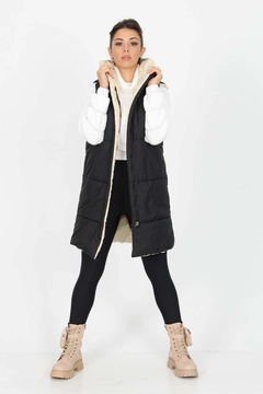 Een kledingmodel uit de groothandel draagt 35102 - Vest - Black, Turkse groothandel Vest van Mode Roy