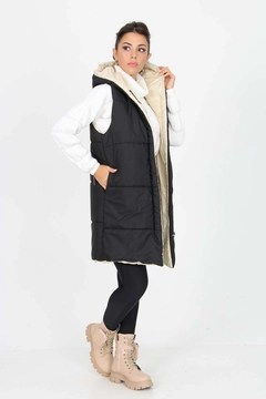 Ένα μοντέλο χονδρικής πώλησης ρούχων φοράει 35102 - Vest - Black, τούρκικο Αμάνικο μπλουζάκι χονδρικής πώλησης από Mode Roy