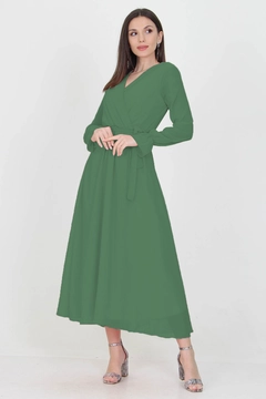 Bir model, Mode Roy toptan giyim markasının 35138 - Dress - Green toptan Elbise ürününü sergiliyor.