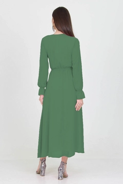 Bir model, Mode Roy toptan giyim markasının 35138 - Dress - Green toptan Elbise ürününü sergiliyor.
