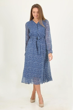 Bir model, Mode Roy toptan giyim markasının 35156 - Dress - Blue toptan Elbise ürününü sergiliyor.
