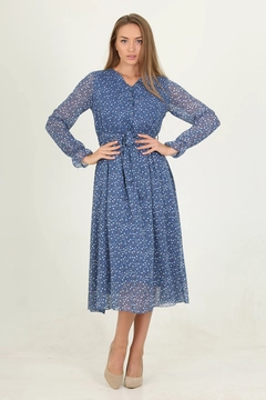 Bir model, Mode Roy toptan giyim markasının 35156 - Dress - Blue toptan Elbise ürününü sergiliyor.