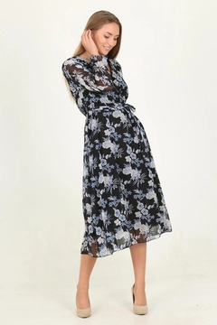 Bir model, Mode Roy toptan giyim markasının 35158 - Dress - Blue toptan Elbise ürününü sergiliyor.