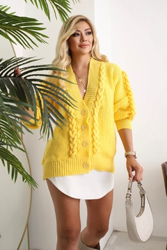 Bir model, Mode Roy toptan giyim markasının 35179 - Cardigan - Yellow toptan Hırka ürününü sergiliyor.