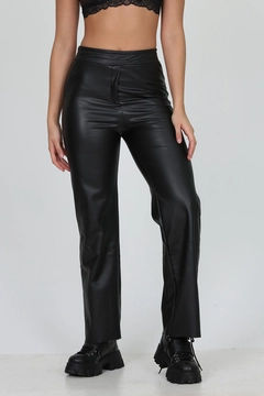 Ein Bekleidungsmodell aus dem Großhandel trägt 35188 - Pants - Black, türkischer Großhandel Hose von Mode Roy