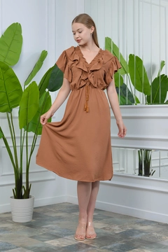 Bir model, Mode Roy toptan giyim markasının 35198 - Dress - Tan toptan Elbise ürününü sergiliyor.