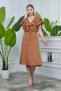 Una modella di abbigliamento all'ingrosso indossa 35198 - Dress - Tan, vendita all'ingrosso turca di Vestito di Mode Roy