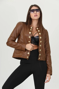 Una modella di abbigliamento all'ingrosso indossa 35193 - Jacket - Tan, vendita all'ingrosso turca di Giacca di Mode Roy