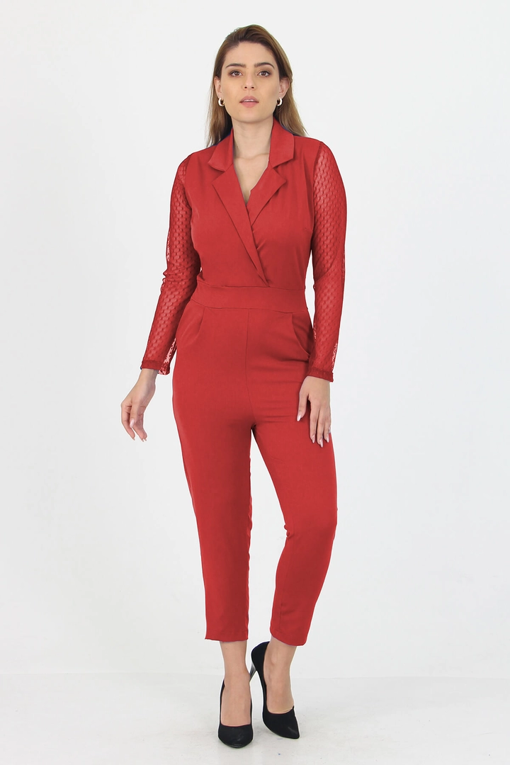 Bir model, Mode Roy toptan giyim markasının 35201 - Jumpsuit - Red toptan Tulum ürününü sergiliyor.