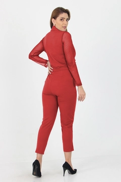 Bir model, Mode Roy toptan giyim markasının 35201 - Jumpsuit - Red toptan Tulum ürününü sergiliyor.