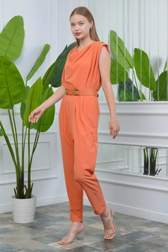 Ein Bekleidungsmodell aus dem Großhandel trägt 35234 - Jumpsuit - Orange, türkischer Großhandel Jumpsuit von Mode Roy