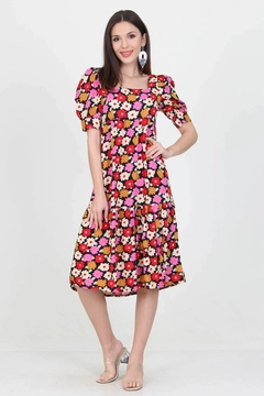 Ένα μοντέλο χονδρικής πώλησης ρούχων φοράει 35717 - Mix Color Dress - Red, τούρκικο Φόρεμα χονδρικής πώλησης από Mode Roy