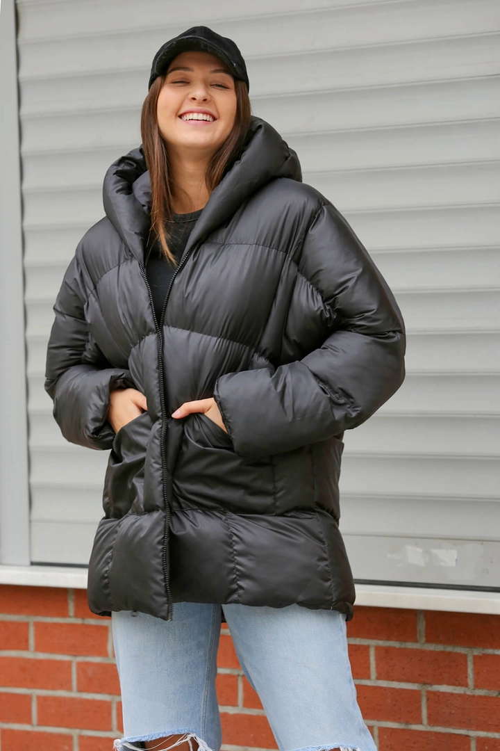 Ένα μοντέλο χονδρικής πώλησης ρούχων φοράει 35725 - Coat - Black, τούρκικο Σακάκι χονδρικής πώλησης από Mode Roy