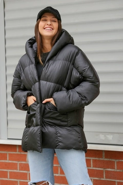Ein Bekleidungsmodell aus dem Großhandel trägt 35725 - Coat - Black, türkischer Großhandel Mantel von Mode Roy