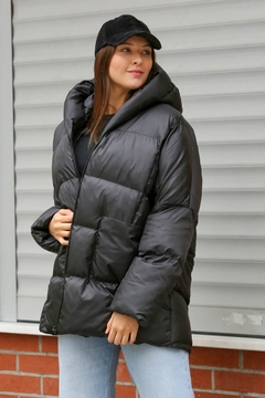 Ein Bekleidungsmodell aus dem Großhandel trägt 35725 - Coat - Black, türkischer Großhandel Mantel von Mode Roy