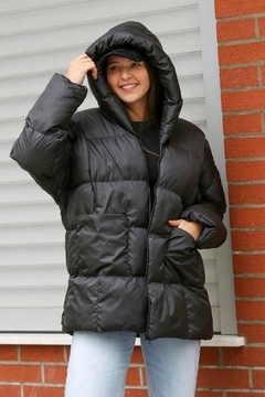 A wholesale clothing model wears 35725 - Coat - Black, Turkish wholesale Coat of Mode Roy