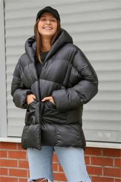Un mannequin de vêtements en gros porte 35725 - Coat - Black, Manteau en gros de Mode Roy en provenance de Turquie