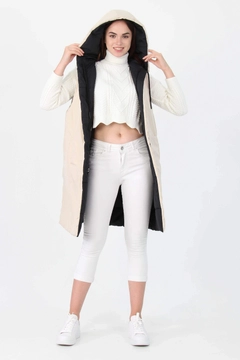 Una modella di abbigliamento all'ingrosso indossa 36655 - Hooded Quilted Double-sided Vest, vendita all'ingrosso turca di Veste di Mode Roy