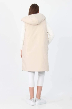 Una modella di abbigliamento all'ingrosso indossa 36655 - Hooded Quilted Double-sided Vest, vendita all'ingrosso turca di Veste di Mode Roy