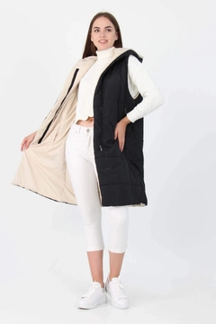 Een kledingmodel uit de groothandel draagt 36655 - Hooded Quilted Double-sided Vest, Turkse groothandel Vest van Mode Roy