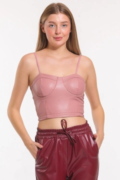 Bir model, SENSE toptan giyim markasının sns10563-strappy-leather-bustier-dusty-rose toptan Büstiyer ürününü sergiliyor.