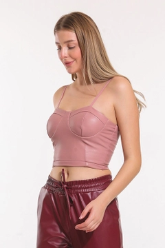 Bir model, SENSE toptan giyim markasının sns10563-strappy-leather-bustier-dusty-rose toptan Büstiyer ürününü sergiliyor.