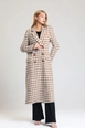 Ένα μοντέλο χονδρικής πώλησης ρούχων φοράει sns10782-houndstooth-lined-stash-long-coat-gray-&-brown, τούρκικο  χονδρικής πώλησης από 