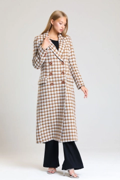 Een kledingmodel uit de groothandel draagt sns10782-houndstooth-lined-stash-long-coat-gray-&-brown, Turkse groothandel Jas van SENSE