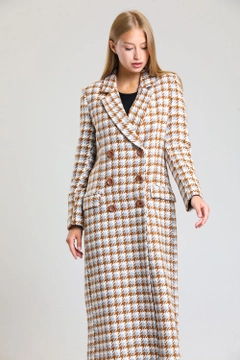 Ein Bekleidungsmodell aus dem Großhandel trägt sns10782-houndstooth-lined-stash-long-coat-gray-&-brown, türkischer Großhandel Mantel von SENSE