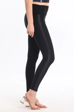 A wholesale clothing model wears sns10802-leather-striped-ottoman-tights-black, Turkish wholesale Leggings of SENSE