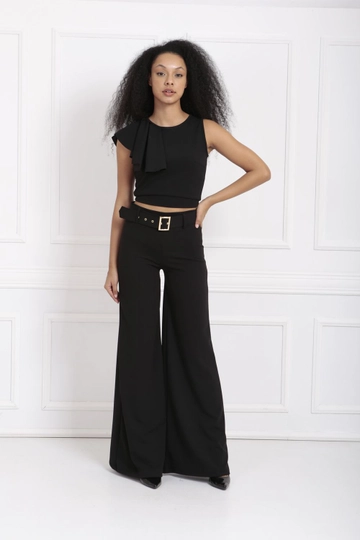 Hurtowa modelka nosi  Czarne spodnie z krepy Sense z rozszerzanymi nogawkami i paskiem
, turecka hurtownia Spodnie firmy SENSE