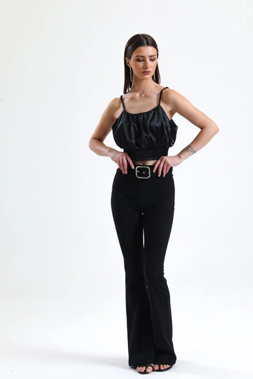 Hurtowa modelka nosi  Czarne rozszerzane spodnie z dzianiny z paskiem Pnt32439
, turecka hurtownia Spodnie firmy SENSE