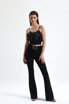 Un mannequin de vêtements en gros porte sns10869-black-flared-belted-knitted-fabric-trousers-pnt32439, Pantalon en gros de SENSE en provenance de Turquie