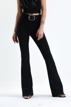 Una modella di abbigliamento all'ingrosso indossa sns10869-black-flared-belted-knitted-fabric-trousers-pnt32439, vendita all'ingrosso turca di Pantaloni di SENSE