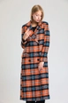 Een kledingmodel uit de groothandel draagt sns10877-plaid-lined-cashmere-long-coat-orange-&-black, Turkse groothandel  van 