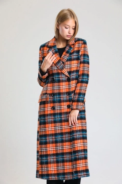Een kledingmodel uit de groothandel draagt sns10877-plaid-lined-cashmere-long-coat-orange-&-black, Turkse groothandel Jas van SENSE