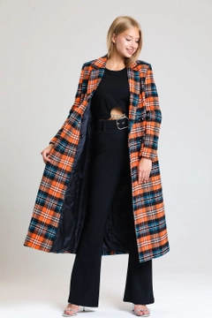 Un mannequin de vêtements en gros porte sns10877-plaid-lined-cashmere-long-coat-orange-&-black, Manteau en gros de SENSE en provenance de Turquie