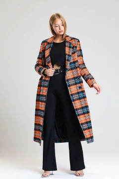 Модел на дрехи на едро носи sns10877-plaid-lined-cashmere-long-coat-orange-&-black, турски едро Палто на SENSE