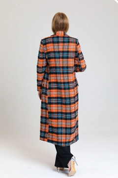 Un mannequin de vêtements en gros porte sns10877-plaid-lined-cashmere-long-coat-orange-&-black, Manteau en gros de SENSE en provenance de Turquie