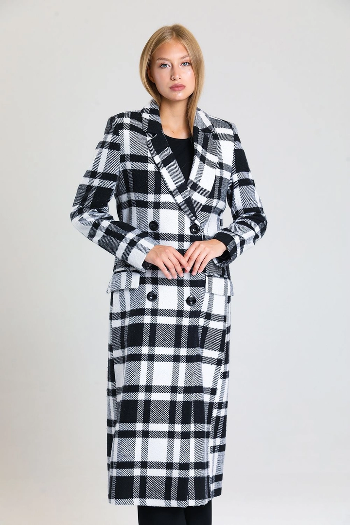 Bir model, SENSE toptan giyim markasının sns10878-plaid-lined-cashmere-long-coat-black-&-white toptan Kaban ürününü sergiliyor.