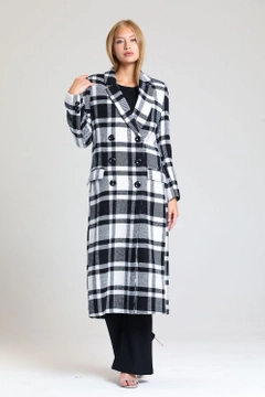 Модел на дрехи на едро носи sns10878-plaid-lined-cashmere-long-coat-black-&-white, турски едро Палто на SENSE