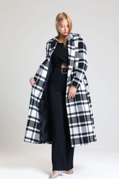 Een kledingmodel uit de groothandel draagt sns10878-plaid-lined-cashmere-long-coat-black-&-white, Turkse groothandel Jas van SENSE