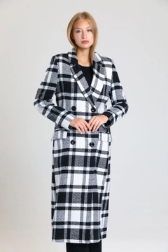 Un mannequin de vêtements en gros porte sns10878-plaid-lined-cashmere-long-coat-black-&-white, Manteau en gros de SENSE en provenance de Turquie