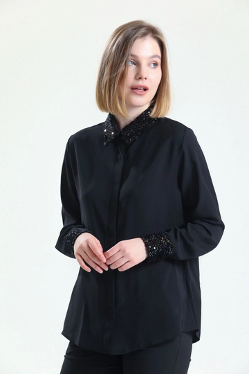 Veleprodajni model oblačil nosi  Jesika srajca z žametnimi bleščicami in gumbi - črna
, turška veleprodaja Majica od SENSE
