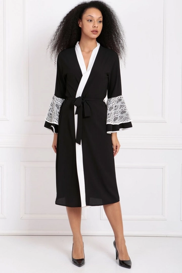 Ein Bekleidungsmodell aus dem Großhandel trägt  Spitzen-Abaya Mit Volantärmeln – Schwarz
, türkischer Großhandel Abaya von SENSE