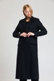 Bir model,  toptan giyim markasının sns10883-stitched-lined-stitched-long-coat-black toptan  ürününü sergiliyor.